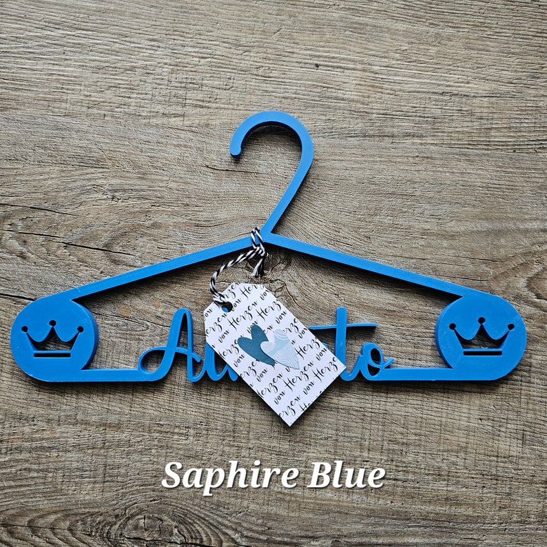 Personalisierter Kleiderbügel für Kleinkinder Kinderkleidung Individualisierbar Kindergarderobe Persönliches Geschenk Sapphire Blue