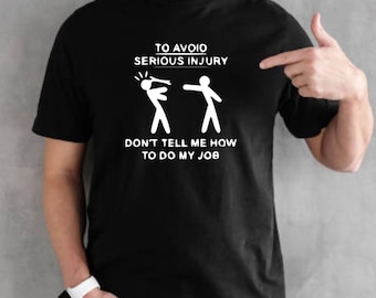 Nieuwe mannen humoristische werk T-shirt Whit grappige tekst om blessures te voorkomen Vertel me niet hoe ik mijn werk moet doen 100% katoen coole geschenken voor mannen