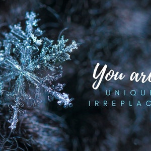 Könnte beinhalten: Nahaufnahme eines Schneeflockes mit blauer Tönung, mit dem Text "You are... UNIQUE & IRREPLACEABLE" in blauer Schrift auf dunkelblauem Hintergrund.