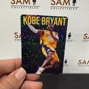 Tarjeta holográfica de homenaje a Kobe Bryant (1978-2020) - Edición premium de coleccionista + funda incluida