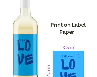 Może przedstawiać: Drukowany szablon etykiety na wino z napisem "self love" i "LOVE" w kolorze niebieskim na jasnoniebieskim tle. Etykieta ma wymiary 4,5 cala na 3,5 cala.