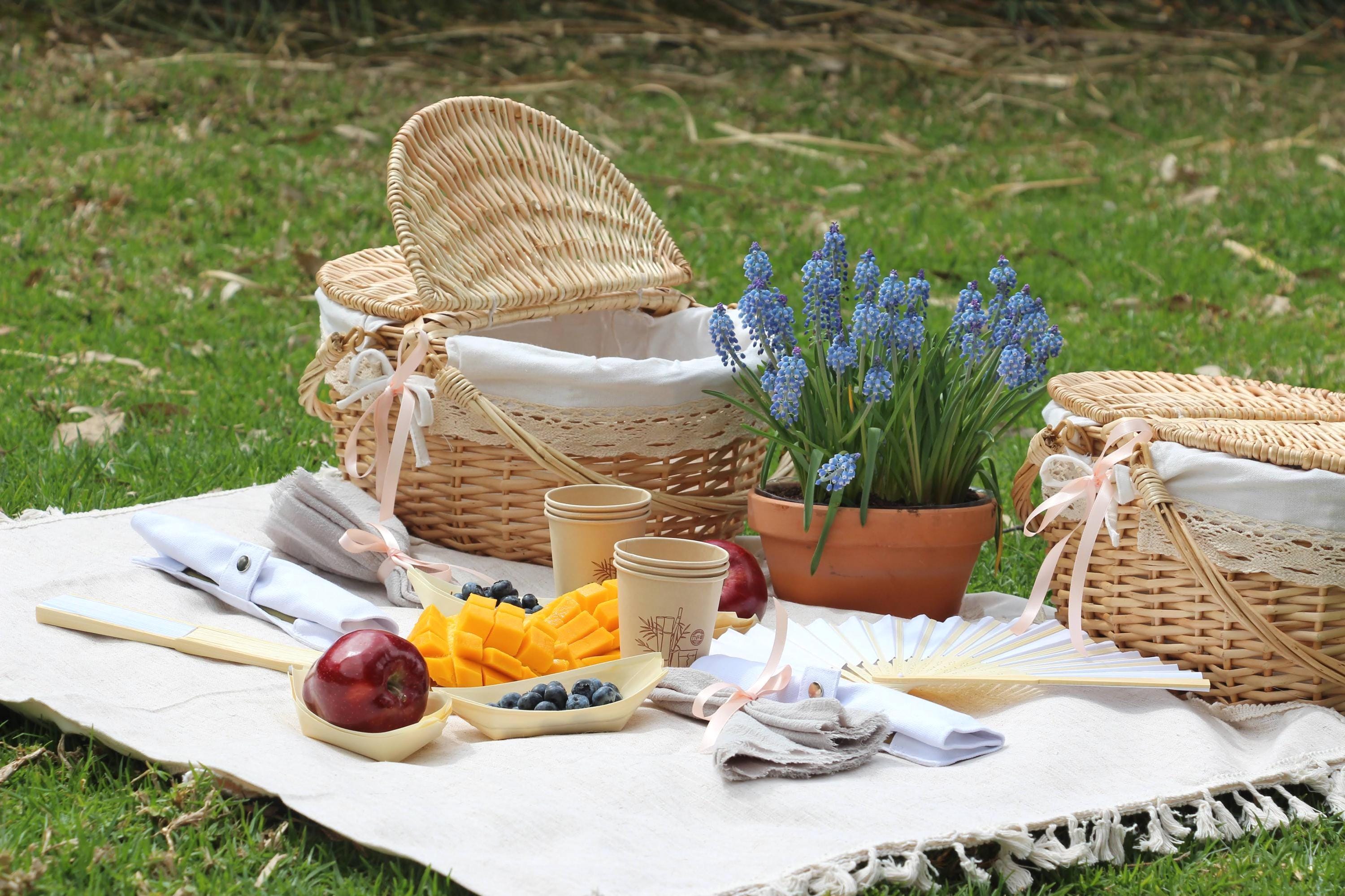 Romantic Picnic Basket Set for Two - Wicker Basket with Linen & Bamboo Tableware