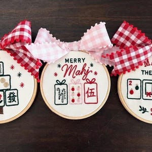 Embroidered Mahjong Christmas Ornament, Wooden Hoop, Gingham Bow Gift bild 2