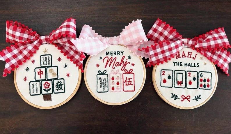 Embroidered Mahjong Christmas Ornament, Wooden Hoop, Gingham Bow Gift bild 2