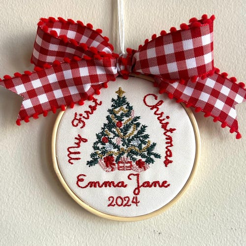 Primer adorno navideño del bebé: lazo rojo.