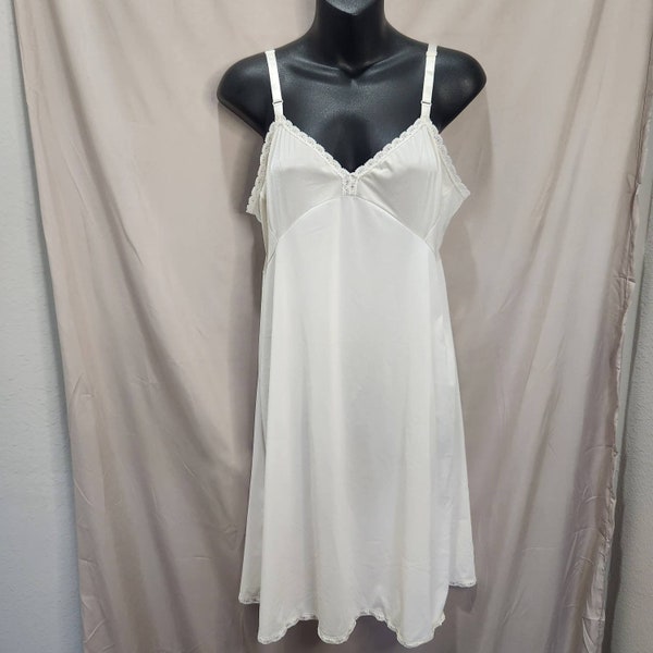 Shadowline Cream Lace Trim Lingerie Slip Dress, Vintage 1970s, simple white slip dress, basic vintage slip dress, bridal lingerie