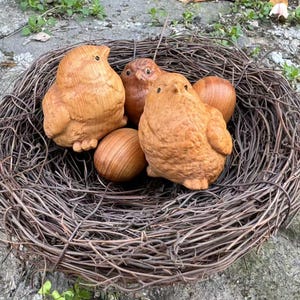 Vorzügliche hölzerne Hand geschnitzte Huhnnest Hausverzierungen Handwerk im Freien Garten-Yard-Dekor-hölzerne kleine Huhnskulptur Geschenkefertigkeit MY517