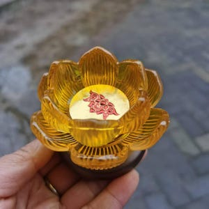 Gult glas gyllene lotuslampa bordsljusstake Buddha ghee ljuslampa bord, Buddha Yoga kristall ljusstake Lotus meditation heminredning