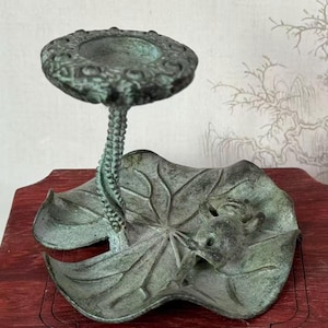 Vintage Bronze Patina Frog on lily pad Figurine Incense stick Ash catcher Retro Housewarming Feng shui Candlestick Holder statue decor YM132