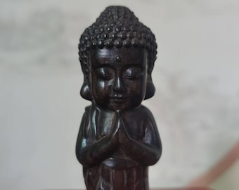 木製の小さな僧侶の像：手作りの緑のヒノキの装飾 - Etsy 日本