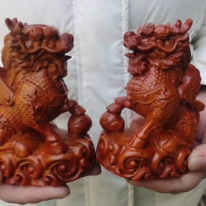 Para pięknych naturalnych drewnianych chińskich uroków FengShui Pi Yao/Pi Xiu figurka na bogactwo powodzenia, dekoracja figurki Qilin Beast Wealth Bixie