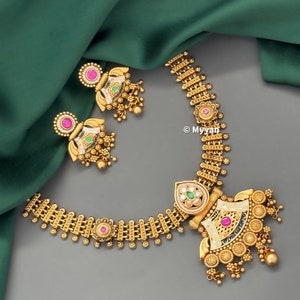 Ensemble de bijoux indiens en or terne avec détails meenakari/Réplique en or parure de collier de mariée rubis et vert/Bijoux en or traditionnels délicats/Mariage