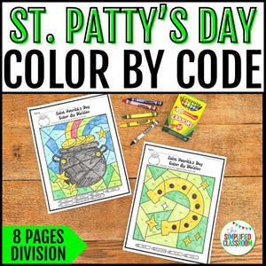 Pode incluir: Uma atividade de colorir por código com o tema do Dia de São Patrício com o texto "ST. PATTY'S DAY COLOR BY CODE" em verde e preto. A imagem mostra duas páginas para colorir, uma caixa de lápis de cor e vários lápis de cor em uma superfície de madeira. As páginas apresentam um pote de ouro e uma ferradura.