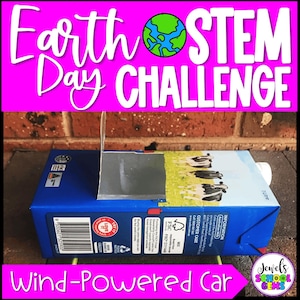 Könnte beinhalten: Ein blauer Milchkarton, der in ein windbetriebenes Auto für eine Earth Day STEM-Herausforderung umgewandelt wurde. Der Karton hat ein silbernes Segel und eine Kuhgrafik. Text enthält "Earth Day STEM Challenge" und "Wind-Powered Car."