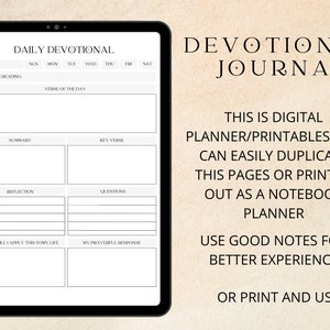 Op de afbeelding: Een digitale printbare devotionele dagboekplanner met een zwart-wit ontwerp. De planner bevat secties voor dagelijkse Bijbellezingen, vers van de dag, samenvatting, sleutelvers, reflectie, vragen, hoe je de Schrift op je leven kunt toepassen en een gebedvolle reactie. De tekst "DEVOTIONAL JOURNAL" staat bovenaan de pagina. De tekst "THIS IS DIGITAL PLANNER/PRINTABLES YOU CAN EASILY DUPLICATE THIS PAGES OR PRINT IN OUT AS A NOTEBOOK PLANNER" staat in het midden van de pagina. De tekst "USE GOOD NOTES FOR BETTER EXPERIENCE" staat onderaan de pagina. De tekst "OR PRINT AND USE" staat onderaan de pagina.