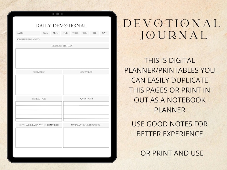 Op de afbeelding: Een digitale printbare devotionele dagboekplanner met een zwart-wit ontwerp. De planner bevat secties voor dagelijkse Bijbellezingen, vers van de dag, samenvatting, sleutelvers, reflectie, vragen, hoe je de Schrift op je leven kunt toepassen en een gebedvolle reactie. De tekst "DEVOTIONAL JOURNAL" staat bovenaan de pagina. De tekst "THIS IS DIGITAL PLANNER/PRINTABLES YOU CAN EASILY DUPLICATE THIS PAGES OR PRINT IN OUT AS A NOTEBOOK PLANNER" staat in het midden van de pagina. De tekst "USE GOOD NOTES FOR BETTER EXPERIENCE" staat onderaan de pagina. De tekst "OR PRINT AND USE" staat onderaan de pagina.