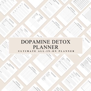 Könnte beinhalten: Eine Sammlung von weißen Planerseiten aus Papier mit schwarzem Text und Rasterlayouts, die in einem Kachelmuster angeordnet sind. Ein zentrales beiges rechteckiges Banner zeigt den schwarzen Text DOPAMINE DETOX PLANNER und den Untertitel ULTIMATE ALL-IN-ON PLANNER.