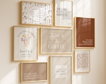 Peut inclure: Un ensemble de huit cadres muraux présentant des textes religieux et des illustrations florales dans une palette de couleurs neutres. Les affiches incluent des phrases comme The Lord Is My Shepherd, Jesus & Coffee et He Has Made All Things Beautiful.