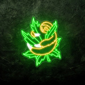 Pode incluir: Um letreiro de n&eacute;on que representa um bicho-pregui&ccedil;a amarelo enroscado em folhas verdes. O bicho-pregui&ccedil;a tem um rosto bonito e est&aacute; dormindo pacificamente.