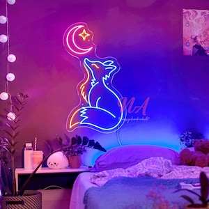 Pode incluir: Uma placa de néon que retrata uma raposa uivando para a lua e uma estrela. A placa é delineada em azul e laranja, montada em uma parede escura. O quarto é iluminado com tons roxos e azuis, com uma cama e uma mesa de cabeceira visíveis.