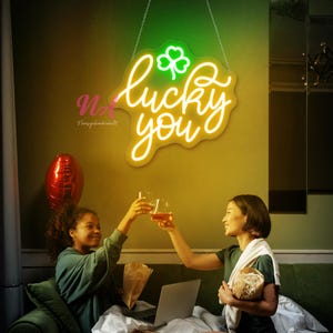 Letrero de neón Lucky You Letrero de neón LED con forma de trébol de la suerte personalizado Decoración de pared para el hogar del día de San Patricio Regalos para la familia Letrero de neón con decoración de 3 hojas