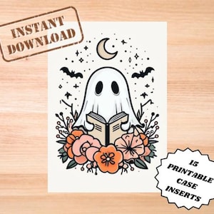 Può includere: Un fantasma bianco con un viso amichevole siede tra fiori rosa e arancioni, leggendo un libro. Il fantasma è circondato da pipistrelli e stelle, con una luna crescente sullo sfondo. L'immagine è perfetta per le decorazioni di Halloween.
