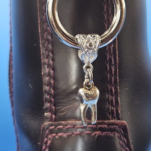 Silberfarbene Boot-Anhänger zum Reinbeißen. Offener Stiefelanhänger für deine Dr Martens Stiefel. Bling on a Budget Stiefelcharme. (Paar)