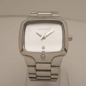 NIXON Sí, es auténtico reloj analógico de cuarzo vintage de acero inoxidable W215 *FUNCIONANDO imagen 2
