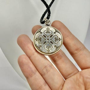BRIGHTON Pagoda Cloisonné Ciondolo tono argento Collana vintage Gioielli N570 immagine 4
