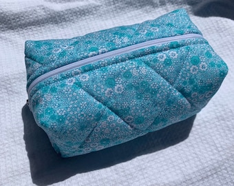 Handgemachte gesteppte blau-weiße Blumen-Make-up-Tasche - Reißverschlusstasche mit blauem Vichykaro-Futter