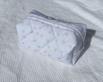 Bolsa de maquillaje acolchada blanca con corazón rosa hecha a mano - Bolsa de viaje cosmética blanca texturizada