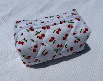Handgemachte rote Kirsche und weiße gesteppte Make-up-Tasche - rote Ginghamkosmetik-Reisetasche