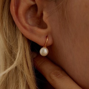 Pendientes minimalistas de perla de agua dulce, pendientes colgantes de oro, regalos para damas de honor, joyas de boda, delicados pendientes de gancho, regalo de cumpleaños para ella.