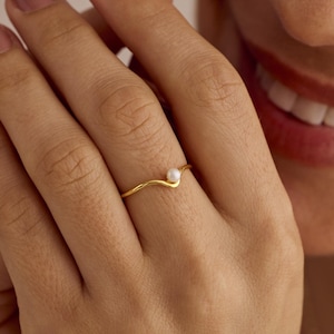 Anéis abertos minimalistas com pérolas de água doce, delicados anéis empilháveis banhados a ouro, anéis abertos ajustáveis, presentes para madrinhas, presente para o Dia das Mães