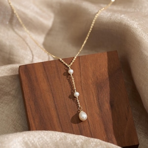 Collar minimalista de perlas reales en forma de Y, collar de lazo dorado, delicado collar de gota, regalos para damas de honor, conjunto de joyas de boda, regalos hechos a mano para ella