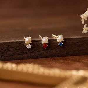 Kolczyki z perłą słodkowodną i diamentami cyrkoniowymi, delikatne kolczyki z perłami, minimalistyczne kolczyki na co dzień, prezenty dla druhen, prezenty świąteczne