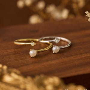 Zierliche Perle mit Opal Ring, minimaler verstellbarer offener Ring, Frauen Ring, Gold Geburtsstein Ring, Vintage Weihnachtsgeschenk, Brautjungfer Geschenk für Sie