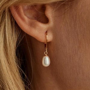 Delicados pendientes de perlas colgantes, pendientes minimalistas de perlas de agua dulce, regalo para dama de honor, pendientes para el día de la boda, joyería hecha a mano para ella.