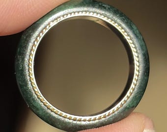 Anillo vintage con incrustaciones de jade verde en oro de 14 quilates y borde de cuerda