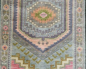 Alfombra vintage Oushak, alargada, rosa y azul, lana turca, tonos pastel suaves y apagados.