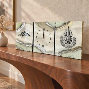 Orologio in resina verde salvia, set di 3 pezzi con calligrafia islamica, decorazione a geode avorio, regalo per matrimoni musulmani e inaugurazioni di casa.