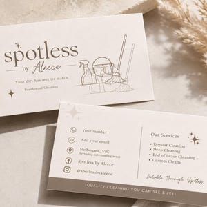 Peut inclure: Deux cartes de visite rectangulaires avec un fond crème et du texte brun foncé. Le recto présente le texte 'spotless by Aleece', 'Your dirt has met its match.', 'Residential Cleaning' et une illustration au trait d'outils de nettoyage.