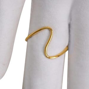 14K massief gouden golfring, sierlijke minimalistische magere golfvormige ring, handgemaakte 925 zilveren sierlijke golfring, stapelbare minimalistische ring voor haar