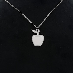 Delicado collar con dije de manzana dorada, pequeño colgante de fruta, collar de maestra, joyería de manzana, regalo para ella, collar de fruta, colgante de manzana, regalo para maestra.