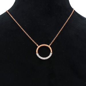 Pave Diamant Ring Anhänger Halskette, Minimalistische Karma Halskette, Kreis des Lebens Halskette, zierliche Diamant Anhänger, Diamant Kreis Halskette