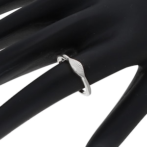 Bague soleil levant, bague en or, bague rayon de soleil, petite chevalière, bijoux soleil, bague soleil en or 14 carats, bague en or empilable délicate