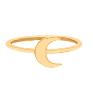 Puede incluir: Anillo dorado con diseño de media luna. El anillo tiene una banda delgada y un acabado pulido y liso. La forma de la luna es un diseño curvo y sólido, que añade un toque celestial a la joya.