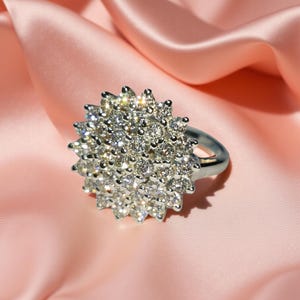 Anillo de compromiso con diamantes de imitación de talla redonda, chapado en oro blanco de 14 quilates y plata de ley 925. Ideal como regalo de aniversario o de cumpleaños.