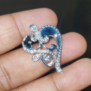 Colgante de corazón de moissanita: plata de ley bañada en oro blanco de 14 quilates