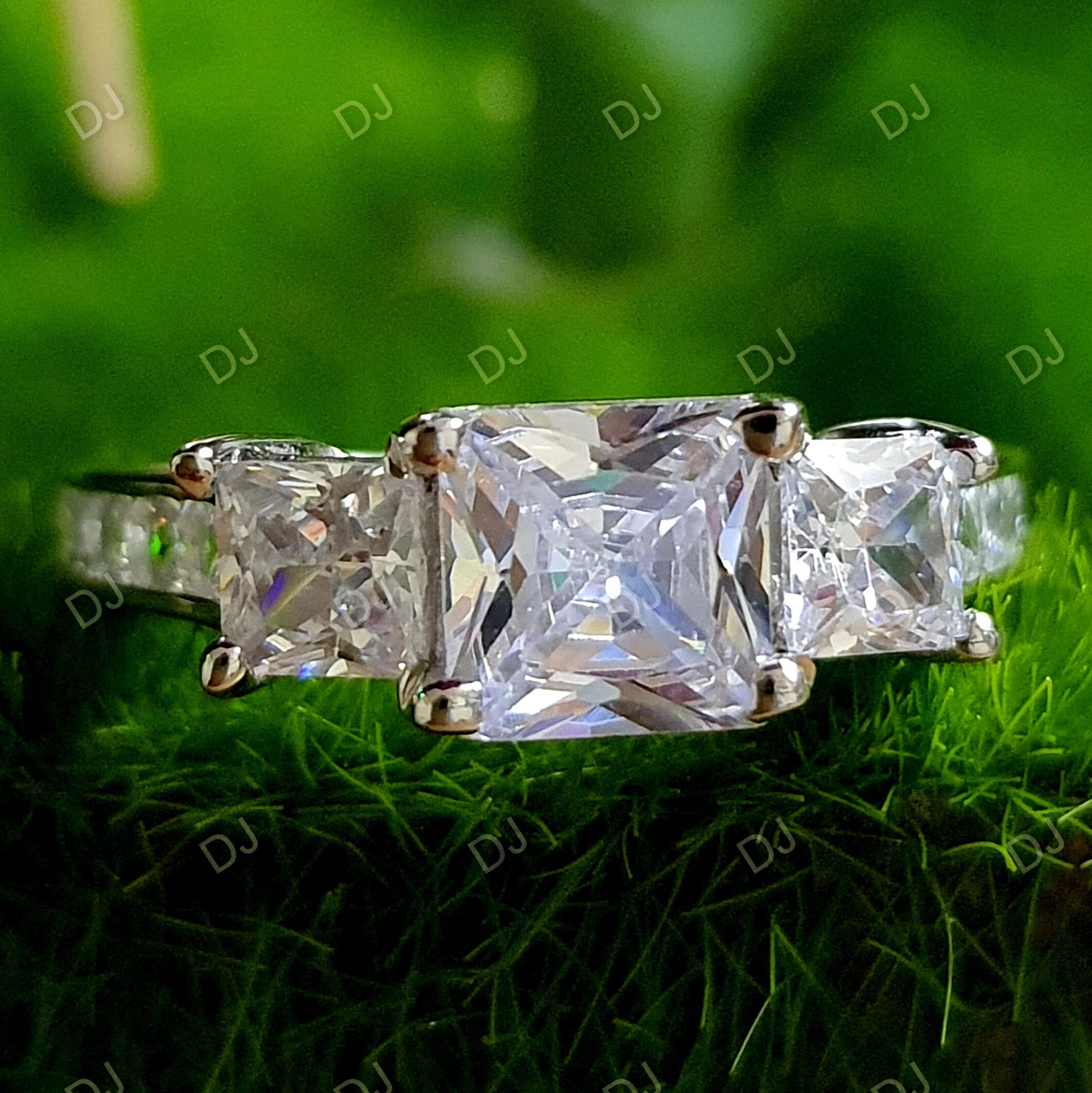 2.64カラット プリンセスカット スリーストーンブリリアントリング
